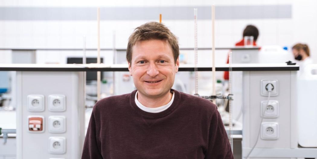 2020_12_04__Slavicek_Petr__Kral_Ales__2020_laborator_lide VSCHT_Slavicek_stoji_zdalky__Fotobanka__0014